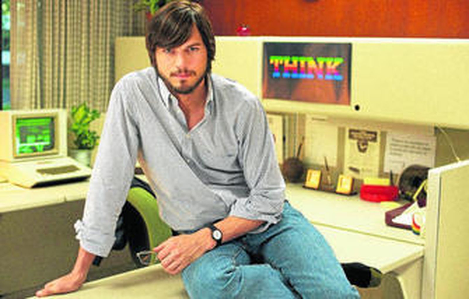 Ashton Kutcher caracterizado como Steve Jobs.