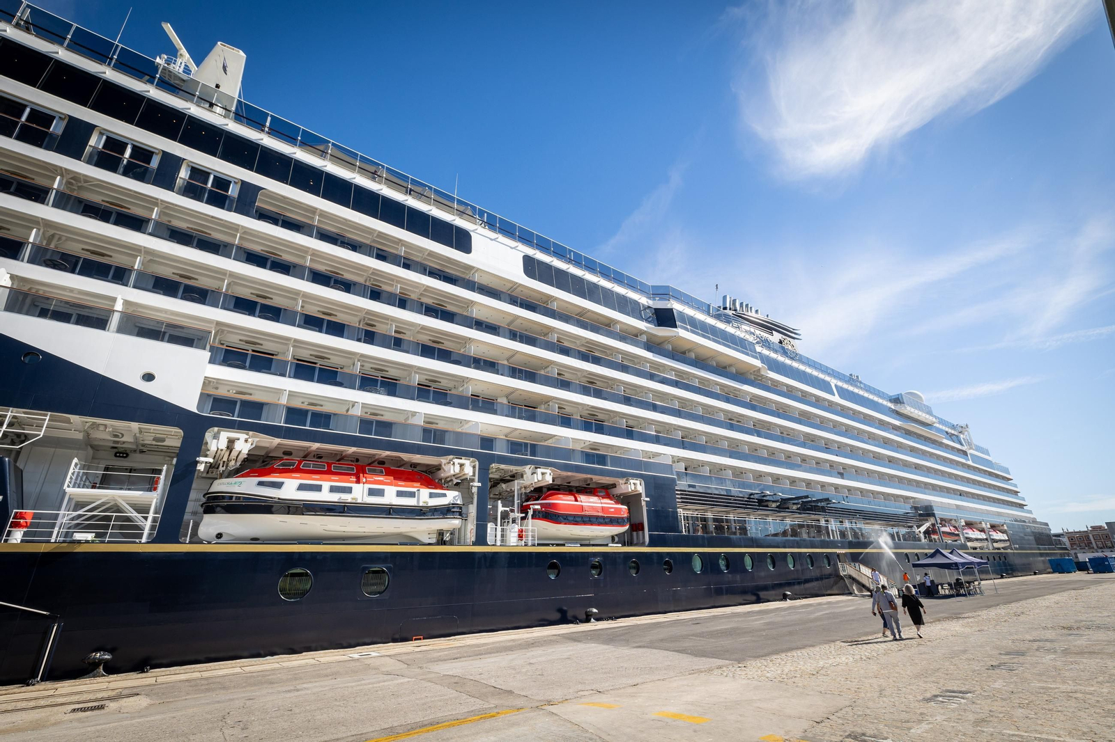 El crucero de lujo Explora I, durante una de sus estancias en el puerto de Cádiz.