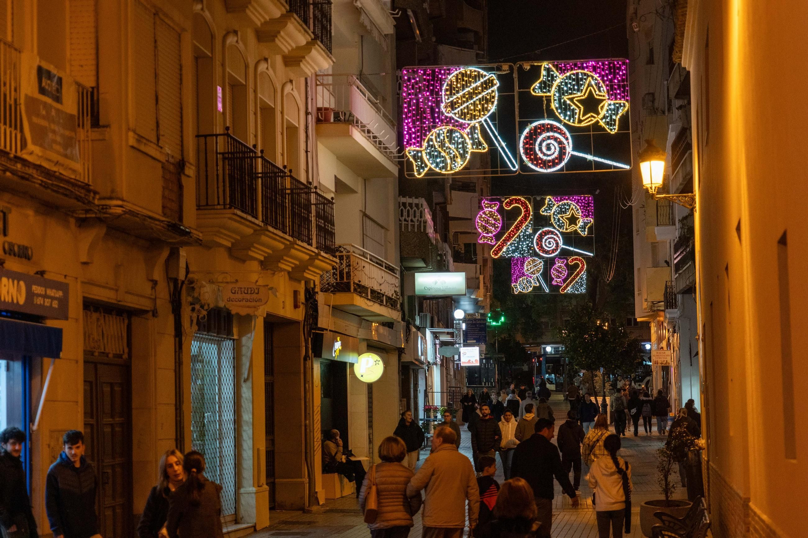 Imágenes de la ciudad de Huelva iluminada por las luces de Navidad
