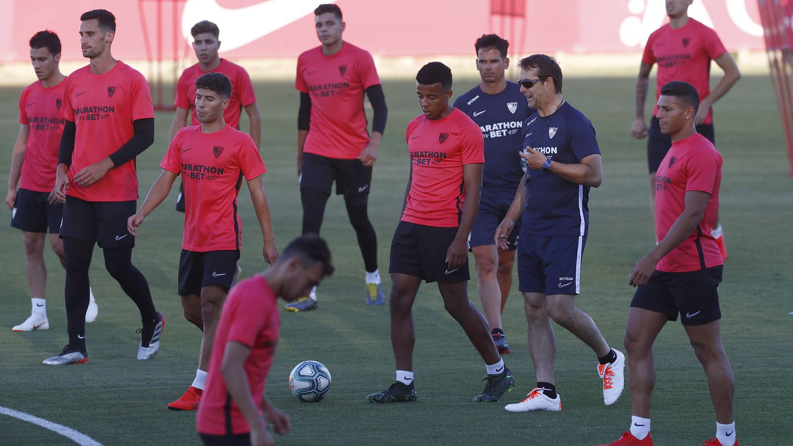 Lopetegui dialoga con Koundé en presencia de Diego Carlos.