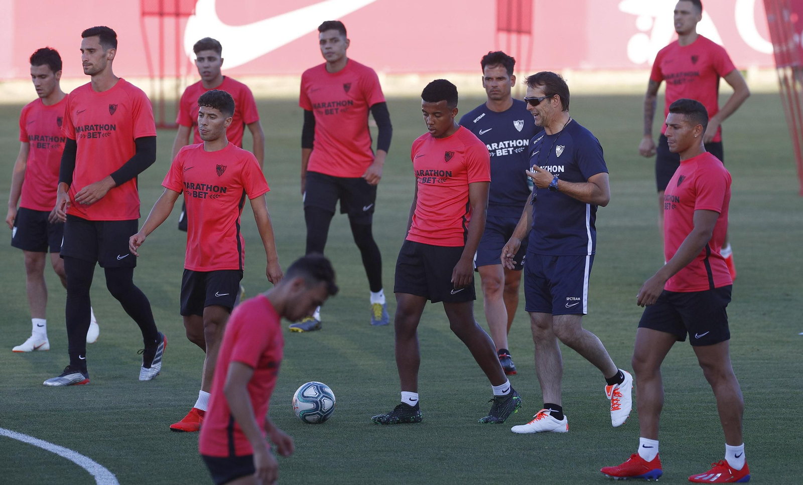 Lopetegui dialoga con Koundé en presencia de Diego Carlos.