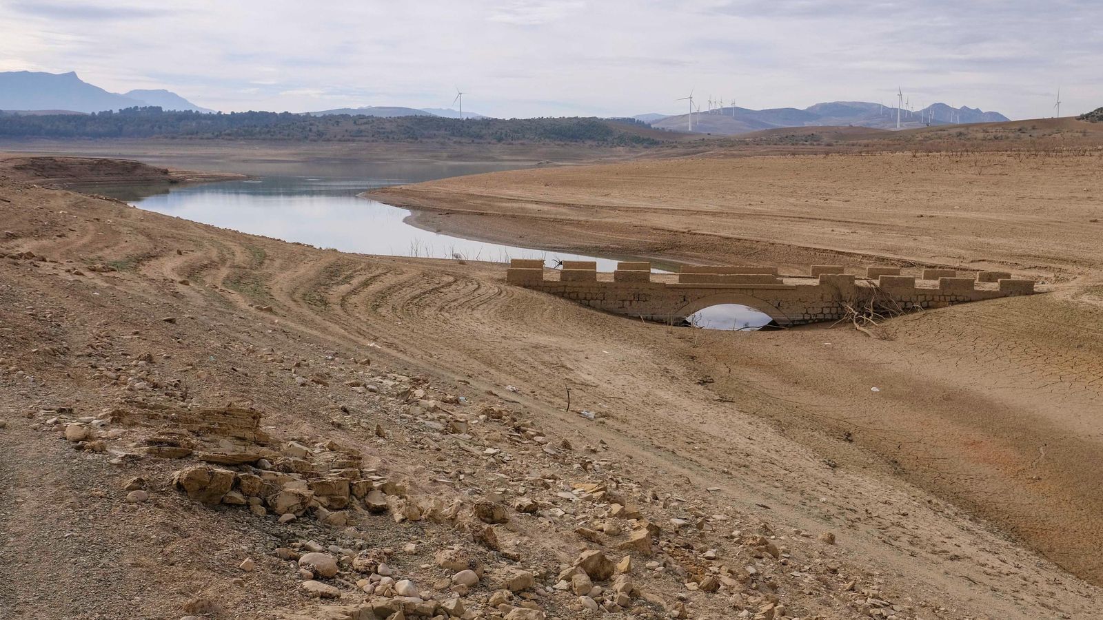 Puente de la carretera de acceso al inundado pueblo de Peñarrubia, que se encuentra al descubierto tras la bajada del nivel del pantano de Guadalteba. Puente de la carretera de acceso al inundado pueblo de Peñarrubia, que se encuentra al descubierto tras la bajada del nivel del pantano de Guadalteba.