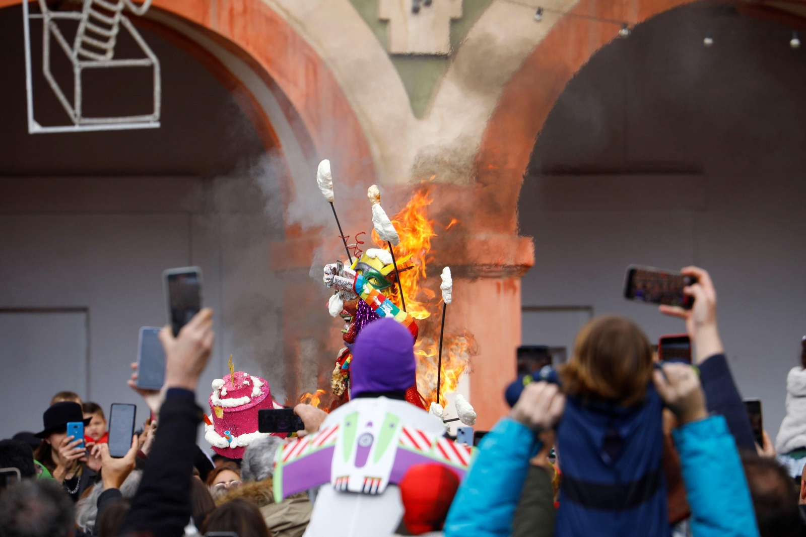 La quema del dios Momo pone punto y final al Carnaval de Córdoba 2023, en fotografías