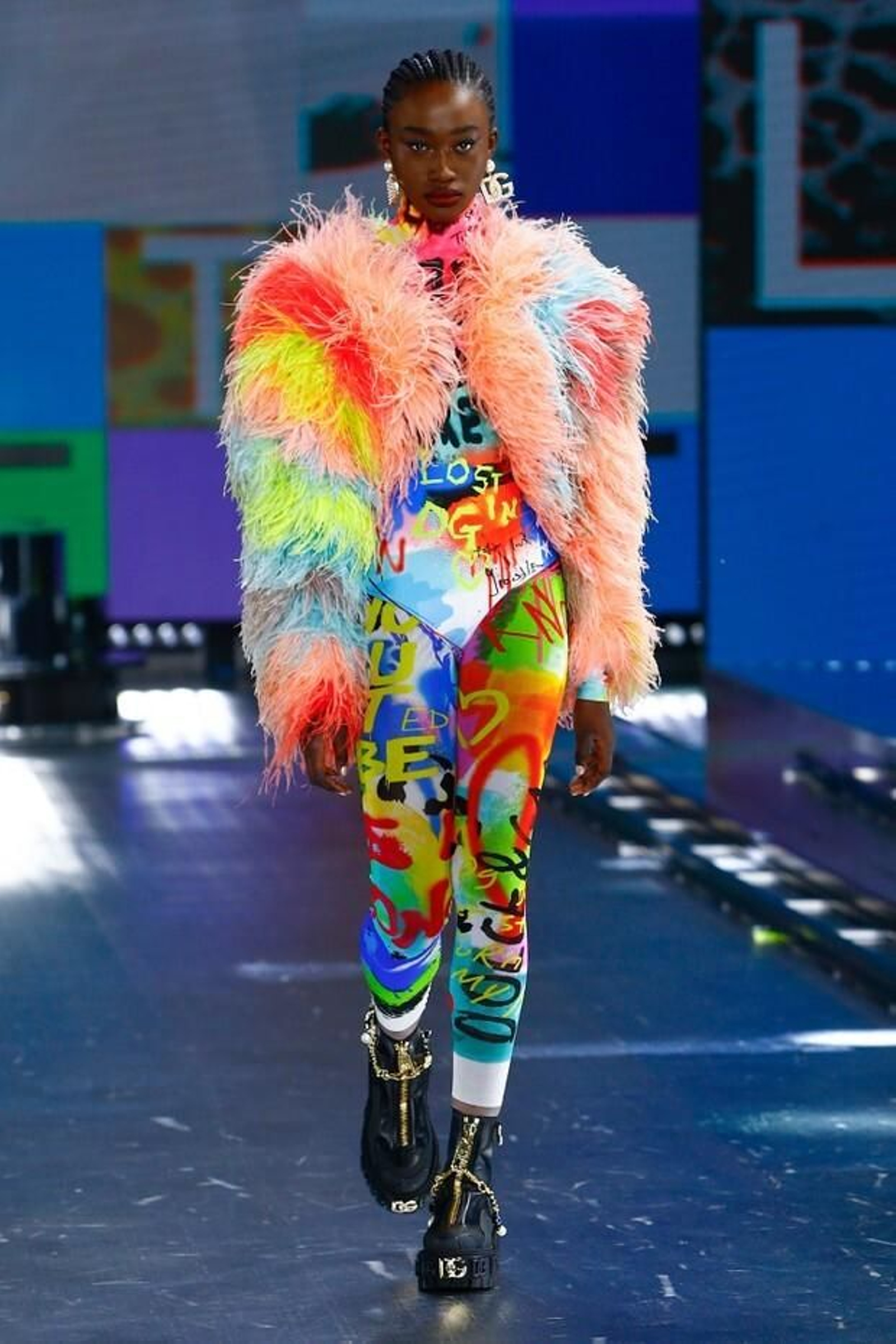 Colorida 'blazer' de plumas y mono.