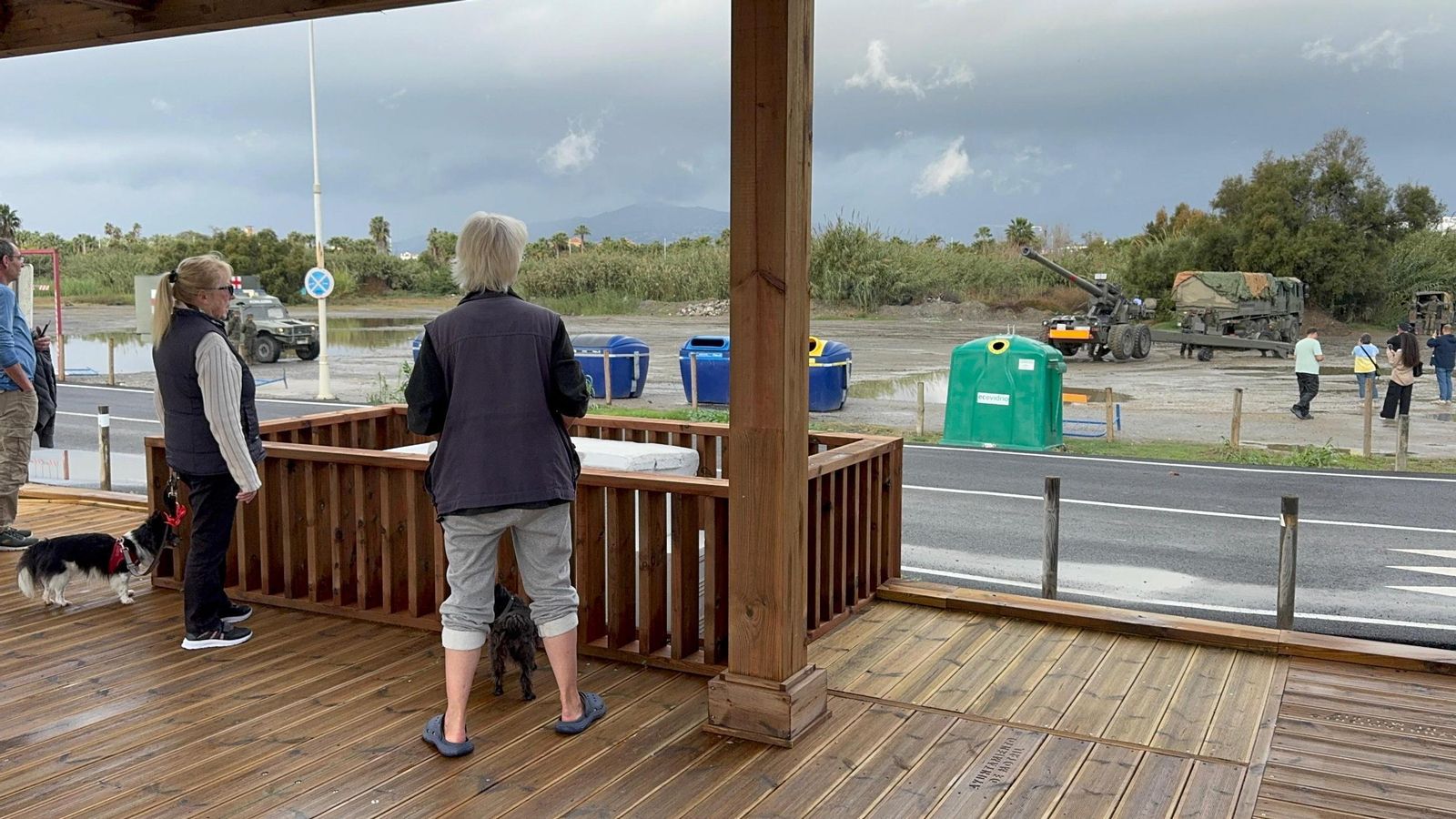 Varias personas observando desde la zona de sombra de la Senda los ejercicios