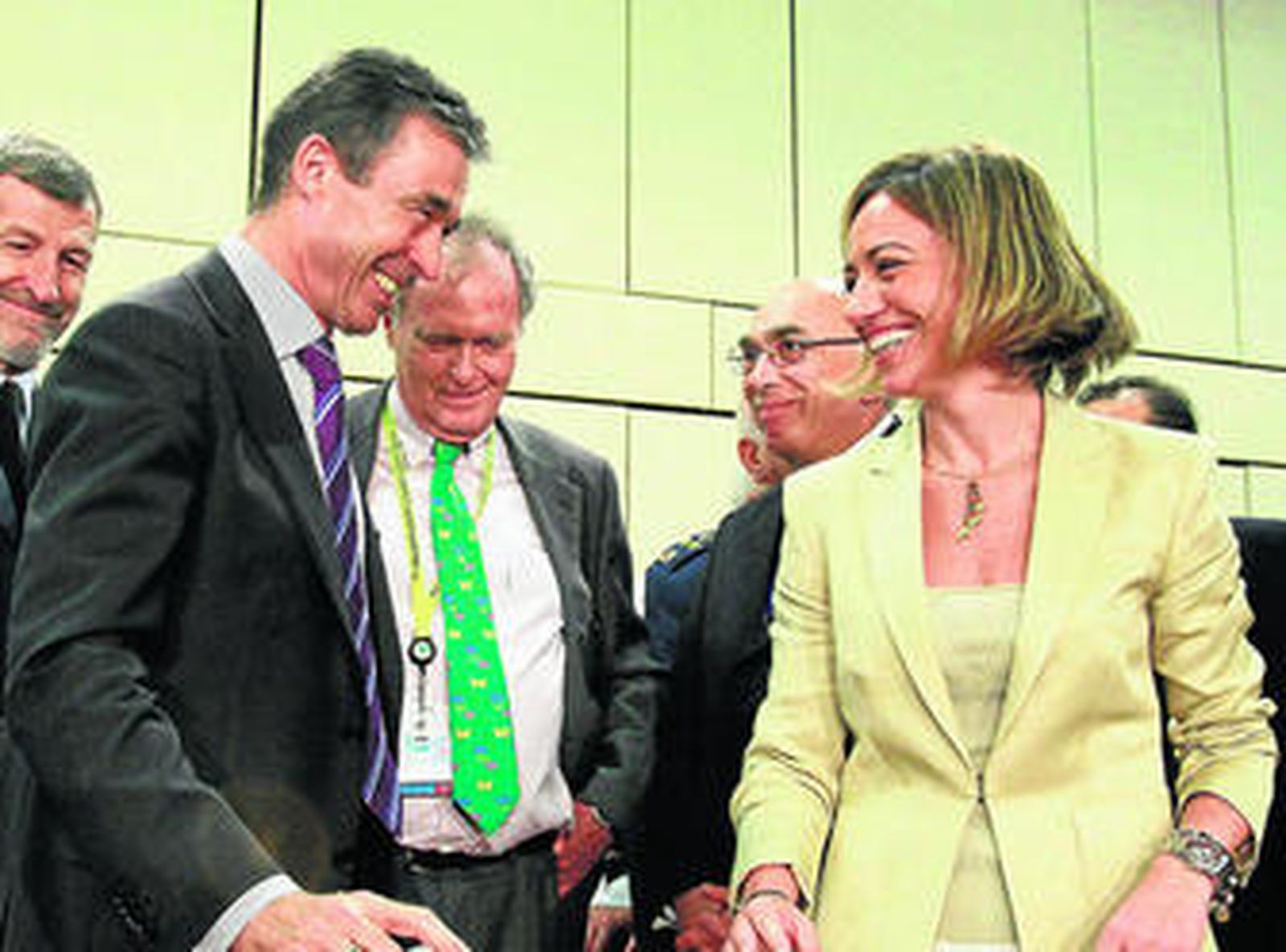 Chacón conversa con el secretario general de la Alianza, Anders Fogh Rasmussen, en Bruselas.