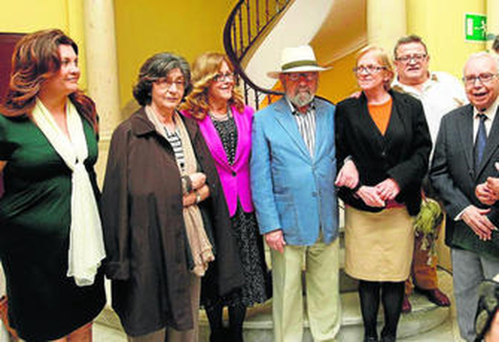 De izquierda a derecha, Dolores Barroso, Pilar Gómez, Yolanda Peinado, Bonald, Laura Lacheroy, Jesús Fernández Palacios y García Baena ayer.