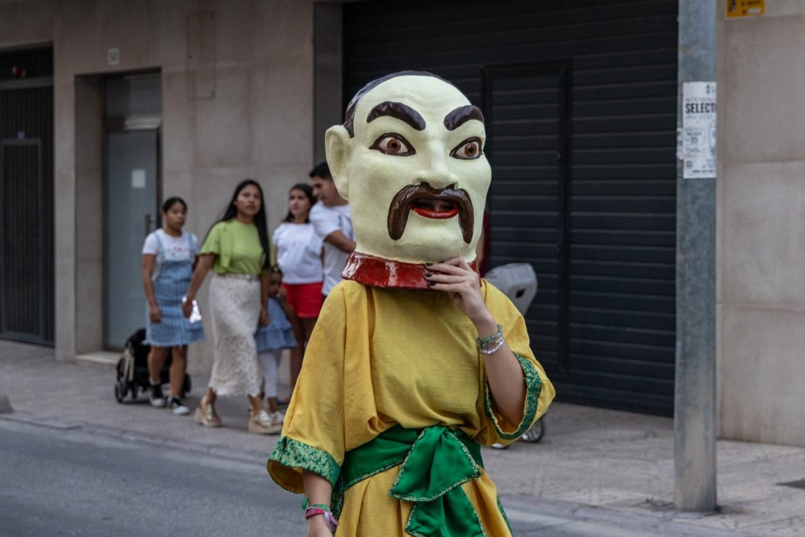 Pasacalles inaugural, fuegos artificiales e iluminación de la portada de feria y del recinto ferial de la Feria de San Bartolomé en Martos