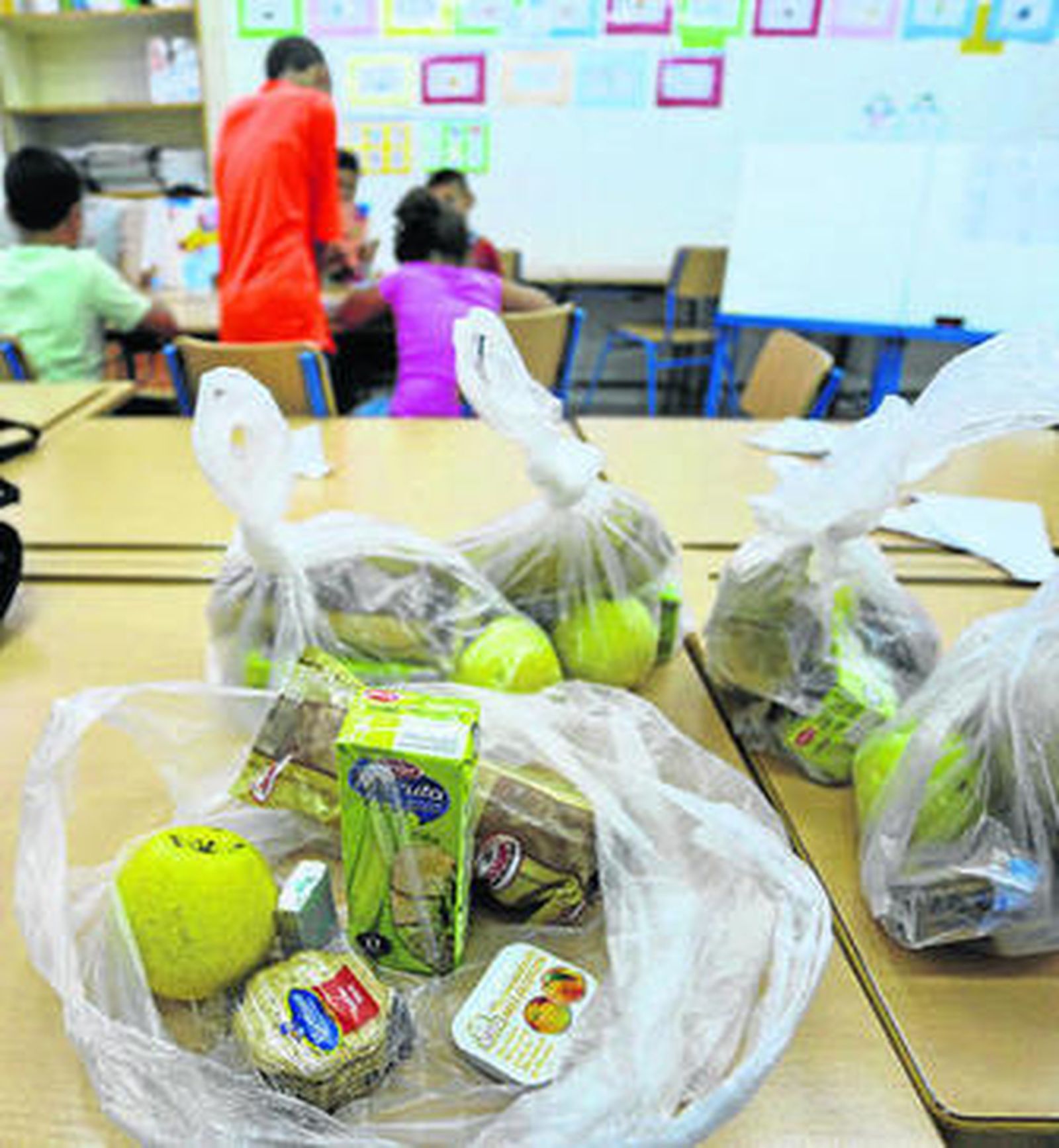 Meriendas y desayunos que ayer repartió la Junta en los colegios.