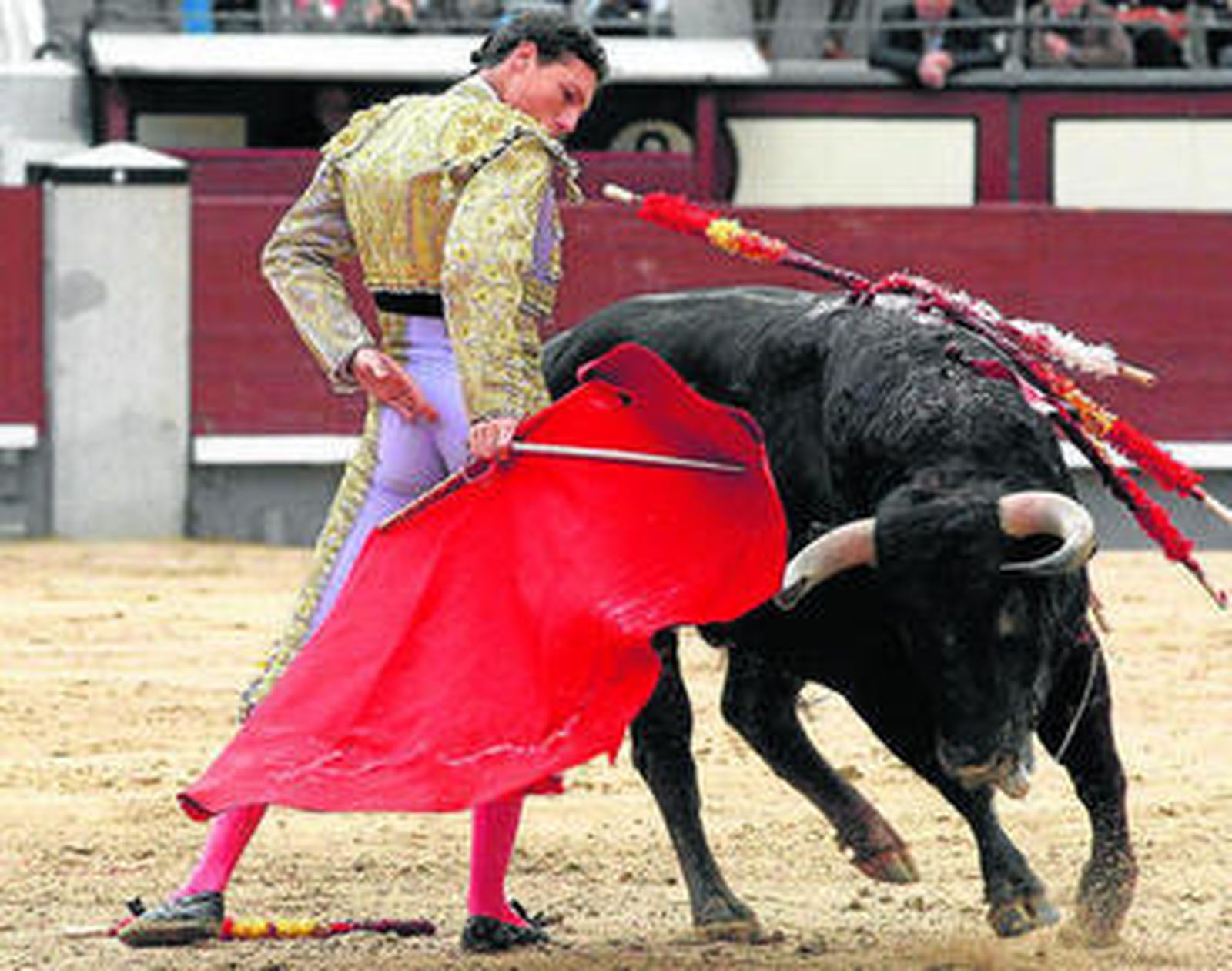 Roberto Blanco, en un cambio de mano, en la faena a su primer novillo.