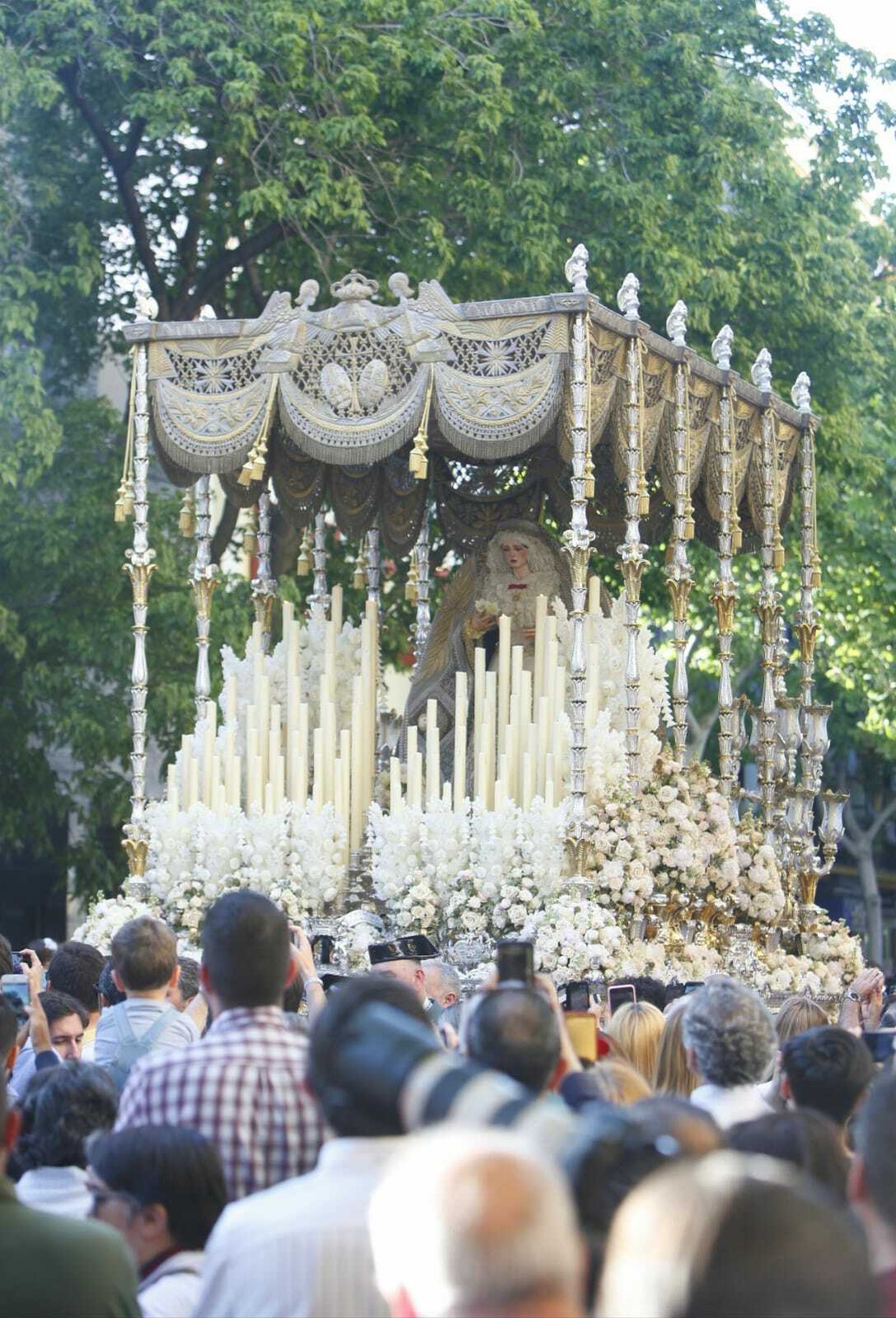 La Virgen de los Ángeles por la calle Recaredo.