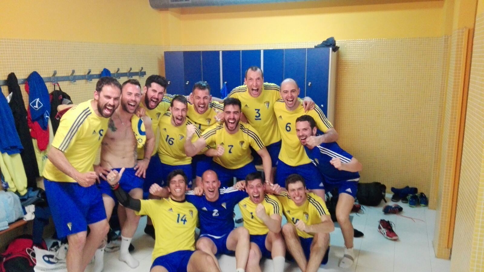 Los jugadores del Cádiz CF 2012 celebran el ascenso.