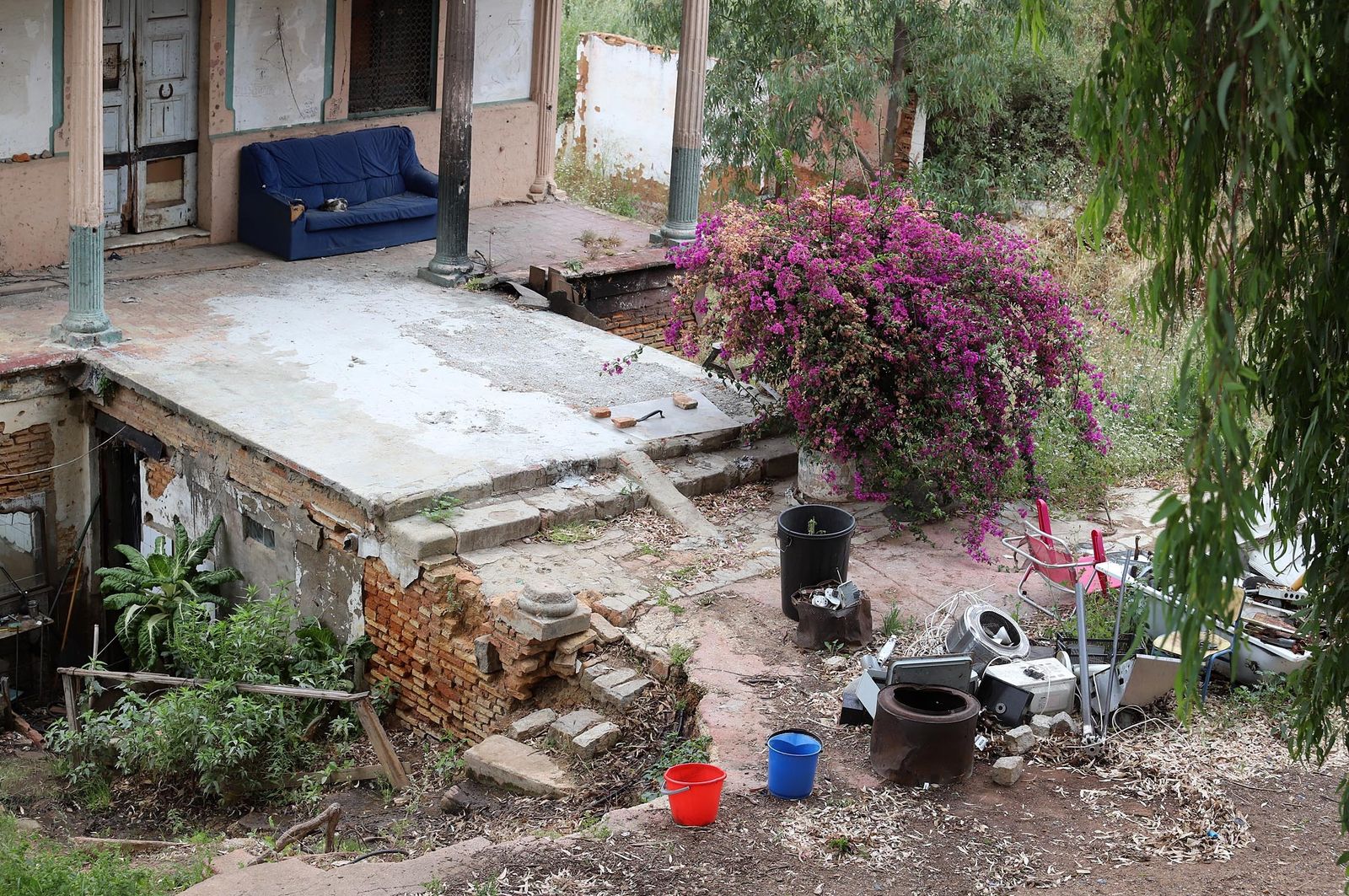 Imágenes del lamentable estado en el que se encuentra la casa  Villa Rosa en el conquero
