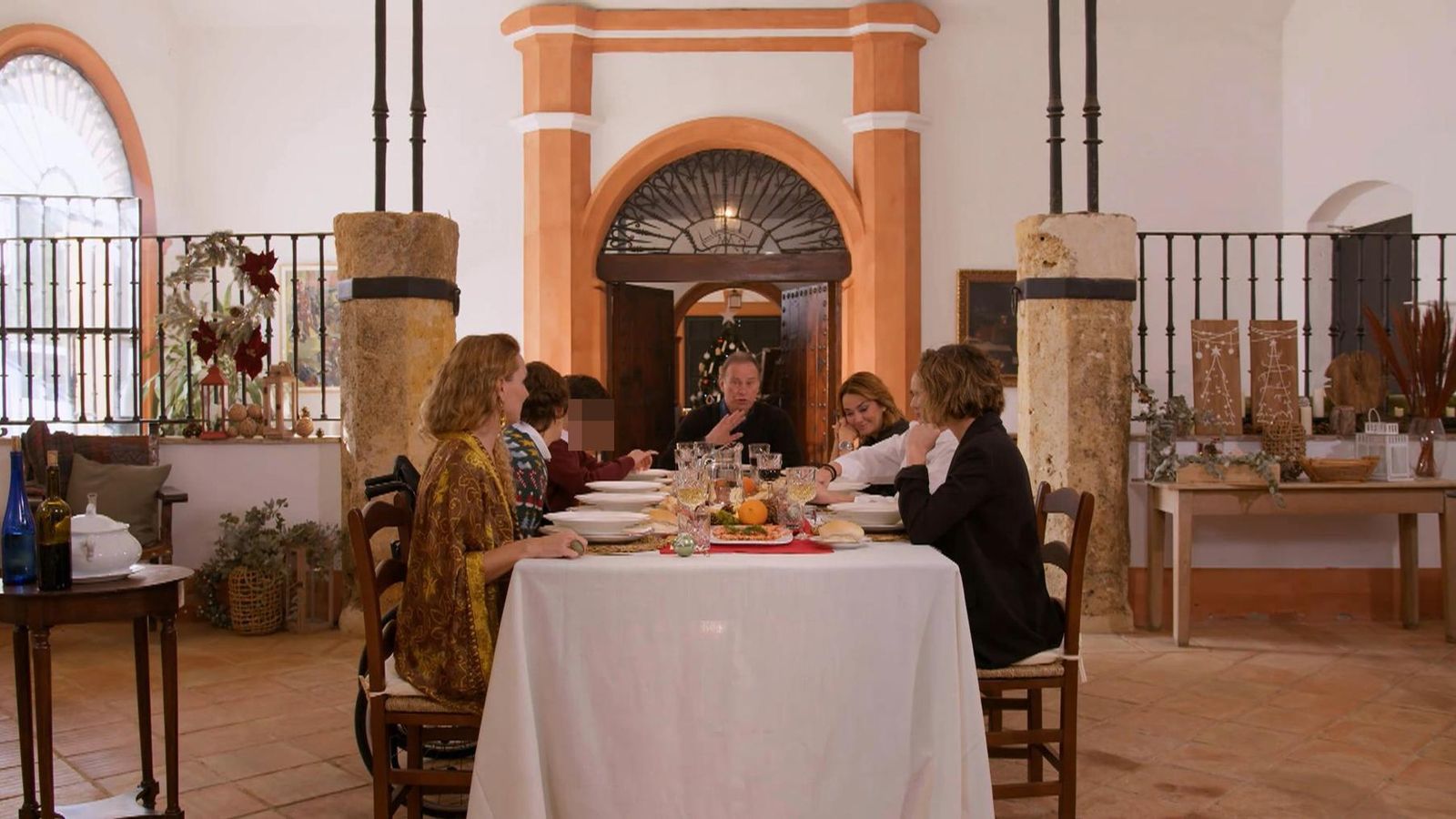 Bertín preside la mesa en la que también se encuentran Toñi Moreno, Fabiola y sus cinco hijos.