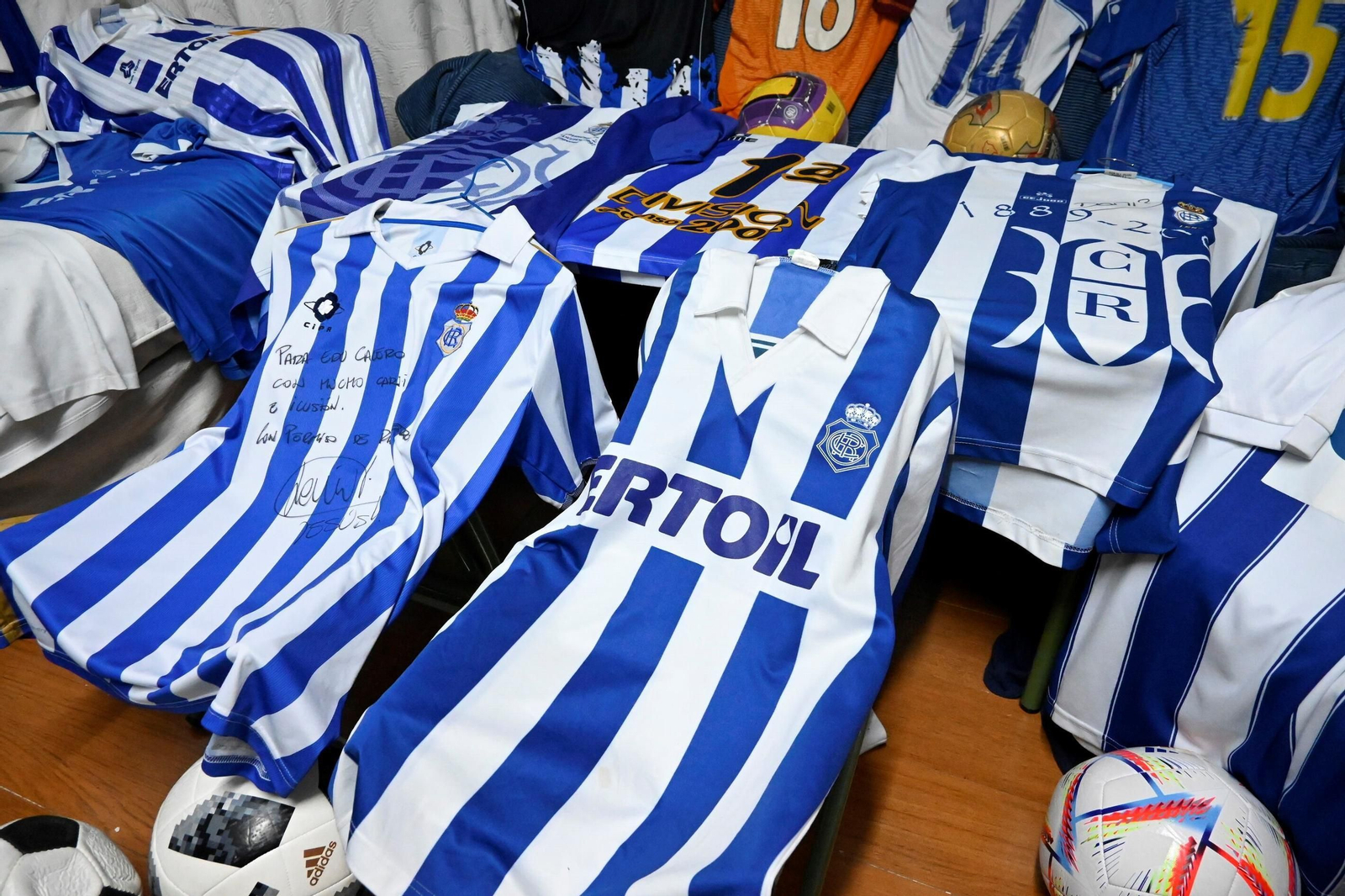 La colección de camisetas del Recreativo de Huelva de Edu Calero, en imágenes