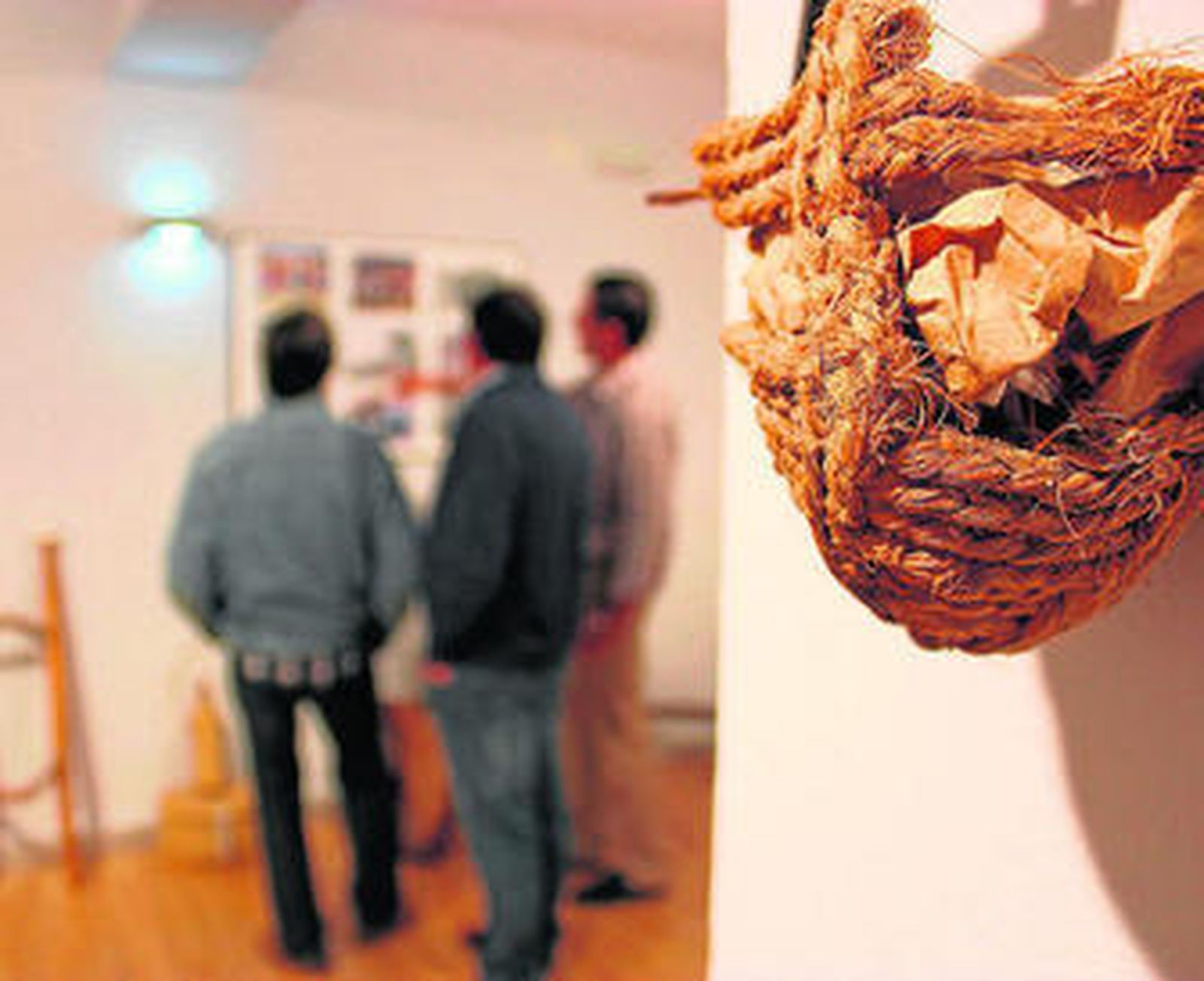 Además de utensilios de décadas pasadas se pueden contemplar imágenes de hombres y mujeres trabajando en el campo.