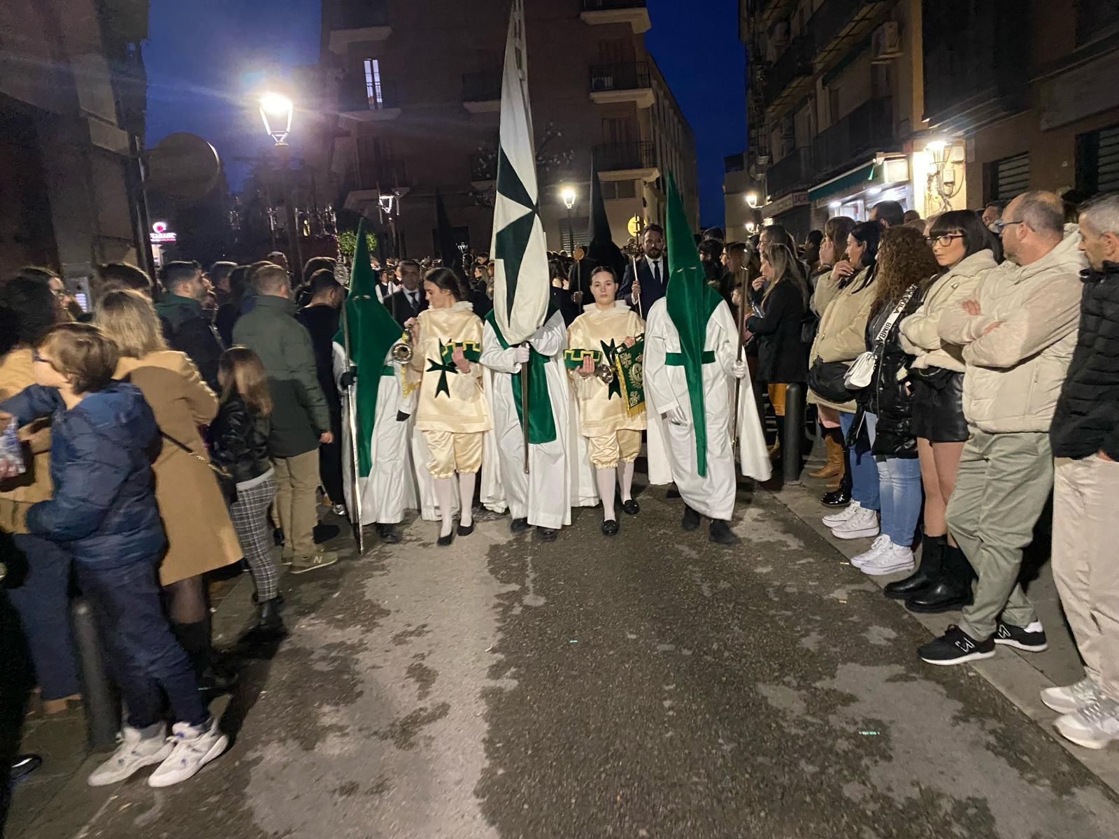 En imágenes: el Santo Sepulcro procesiona su luto por las calles de Jaén capital
