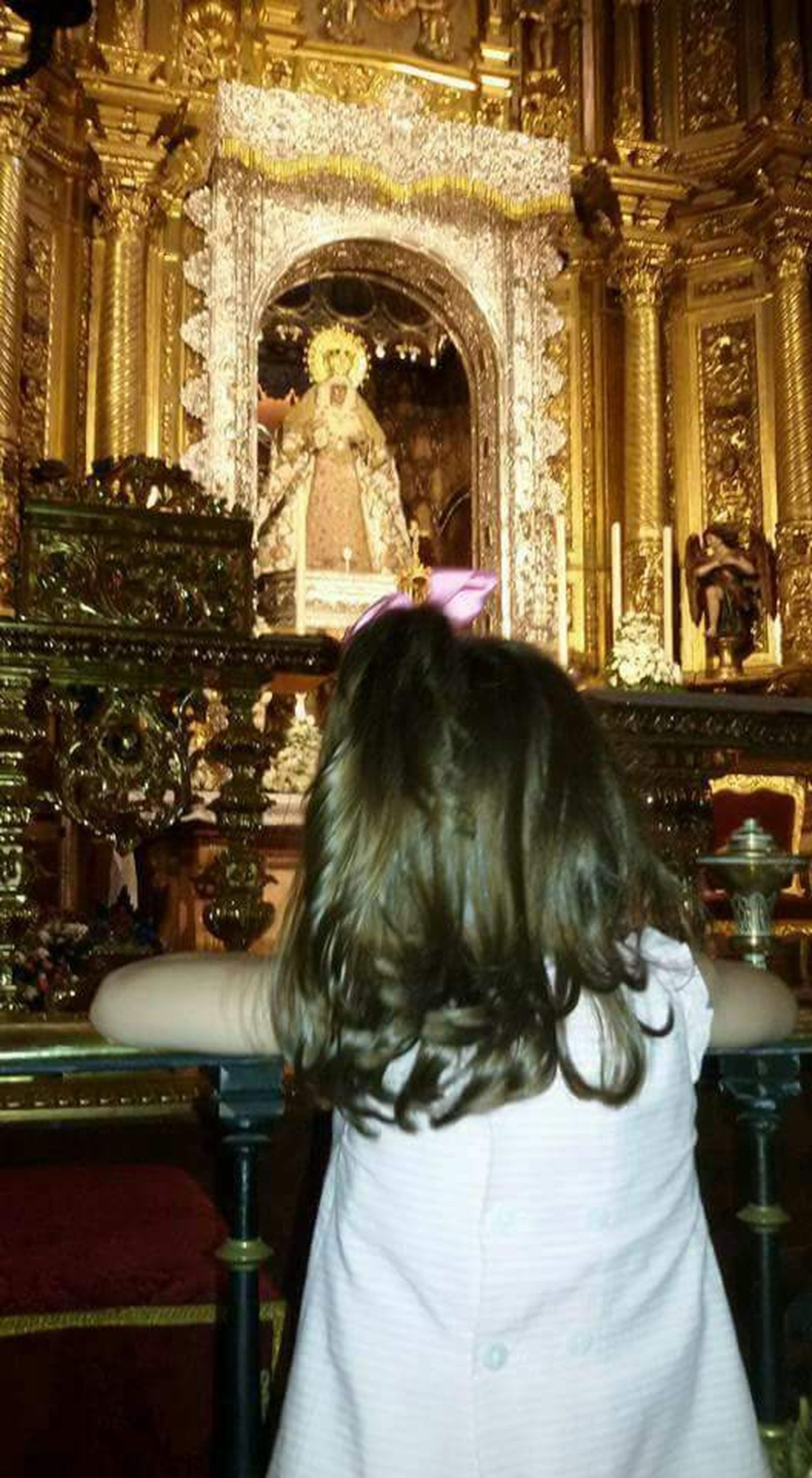 Alejandra en la basílica de la Macarena.