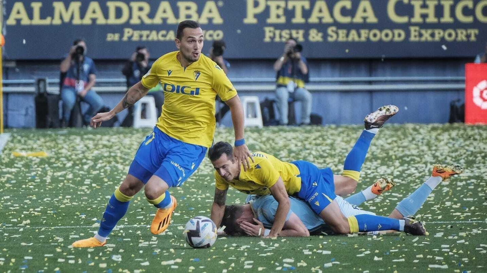 Escalante avanza con el balón en un lance del Cádiz-Celta. Escalante avanza con el balón en un lance del Cádiz-Celta.