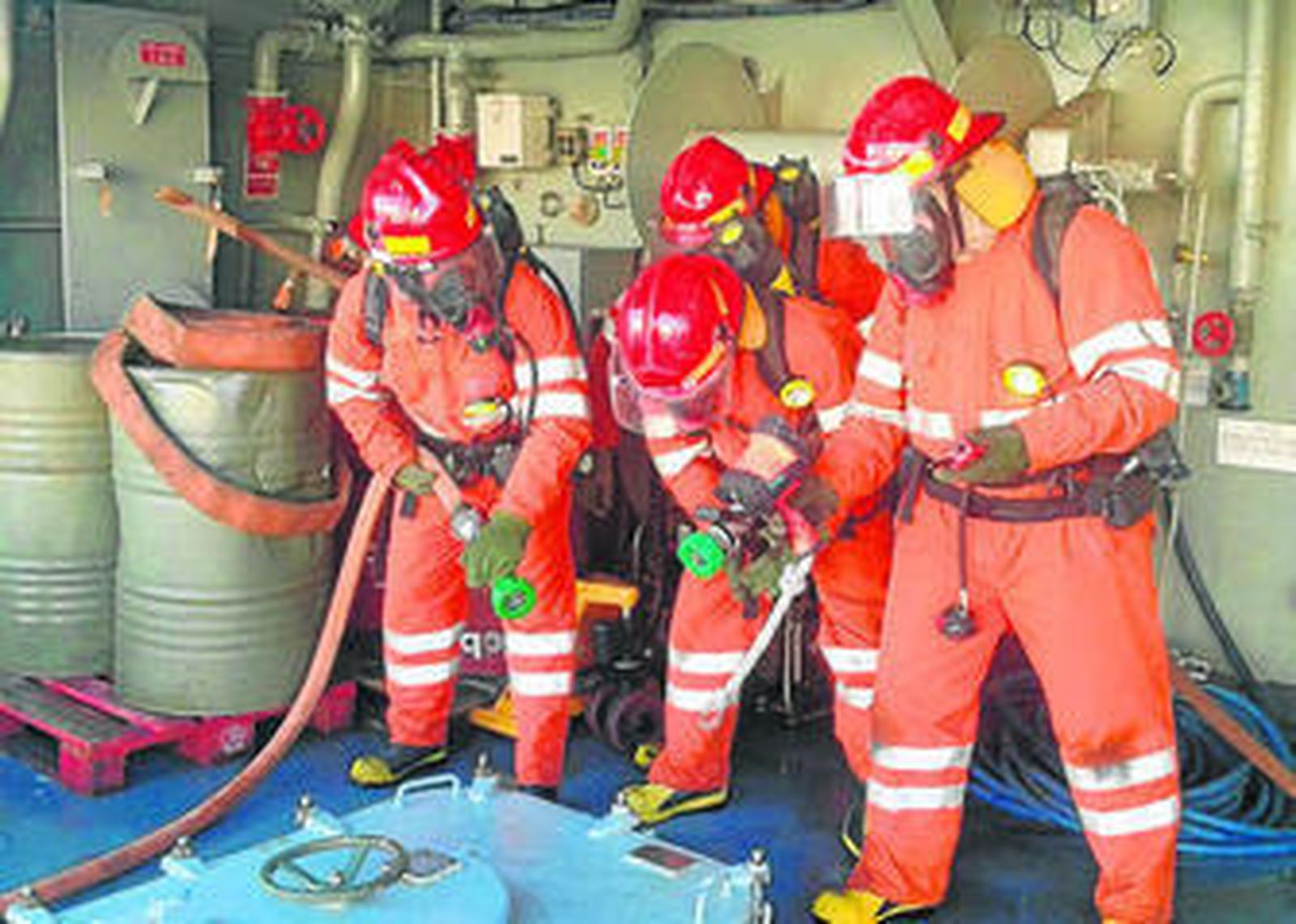 Personal del CEVACO, en el BAM 'Relámpago' durante un ejercicio.