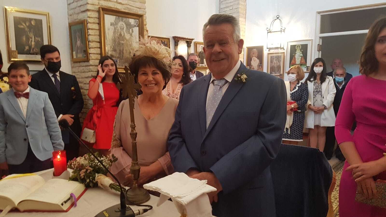 Joaquín Camacho y María del Carmen Ruiz, durante la celebración de sus bodas de oro en la capilla de la Plaza Real.