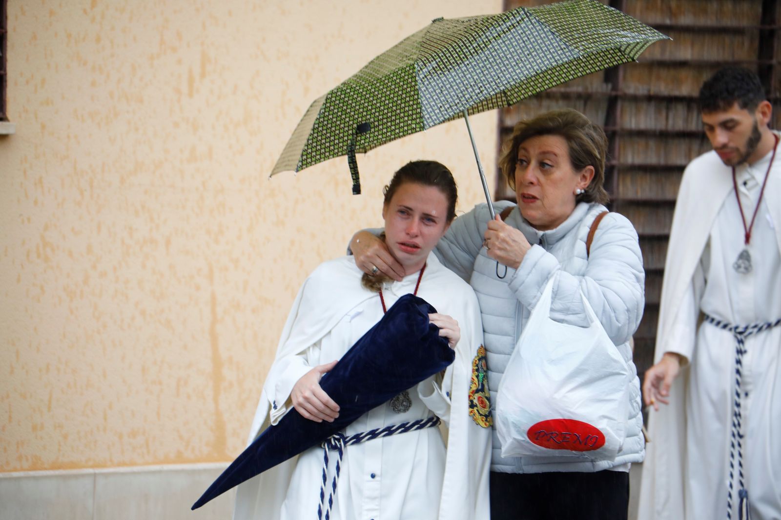 La lluvia frustra la salida de la hermandad de la Estrella el Lunes Santo, en imágenes