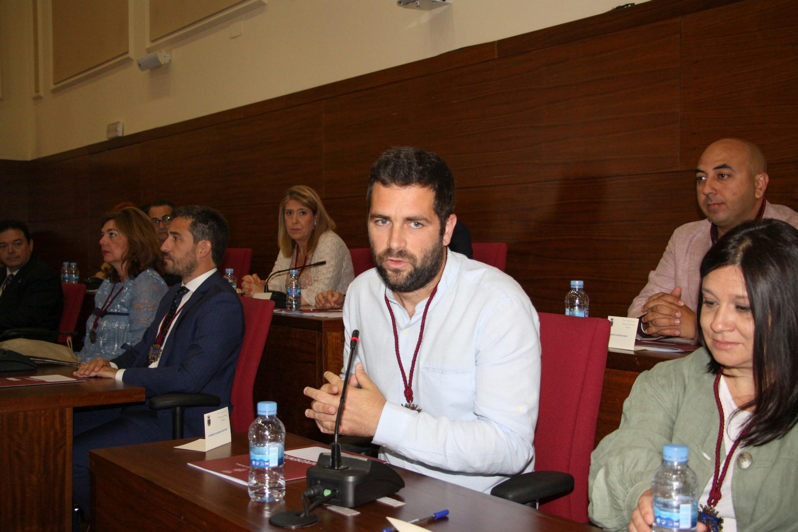 Roberto Palmero (IU), junto a su compañera de partido Susana Rivas, y detrás el edil de Ganemos Adrián Sáchez.