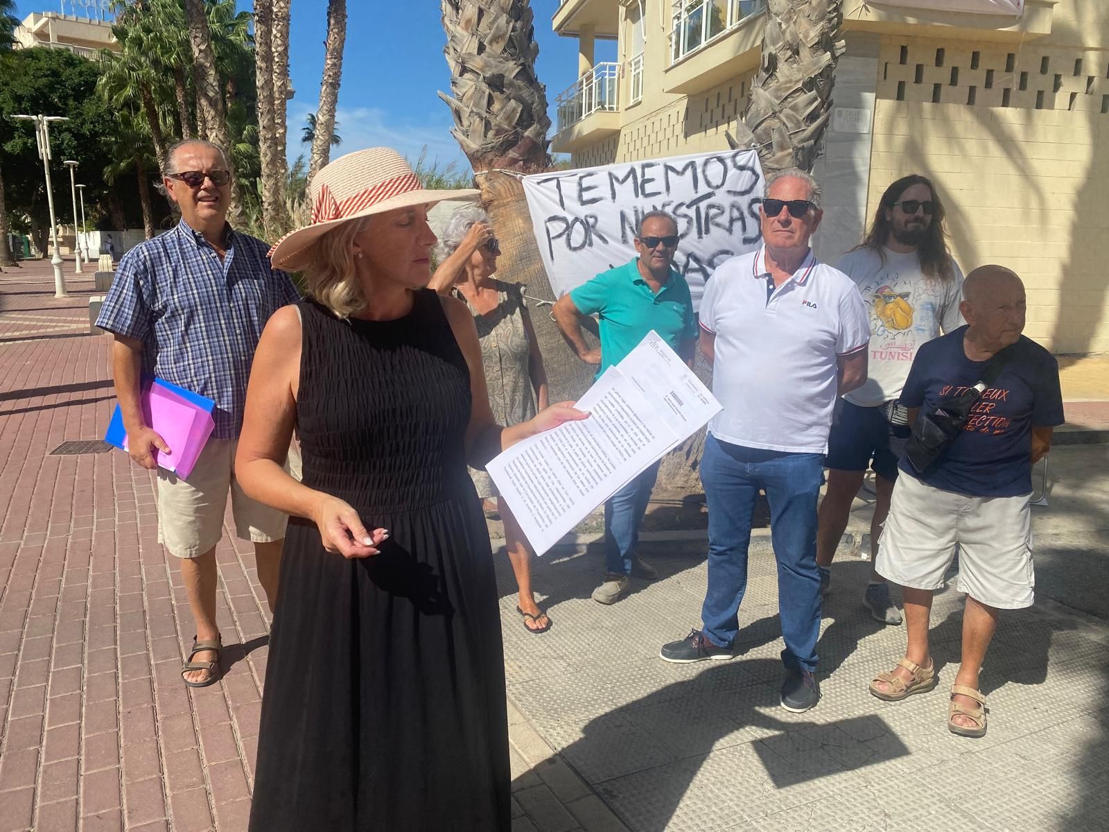 Algunos de los vecinos durante la lectura de un manifiesto