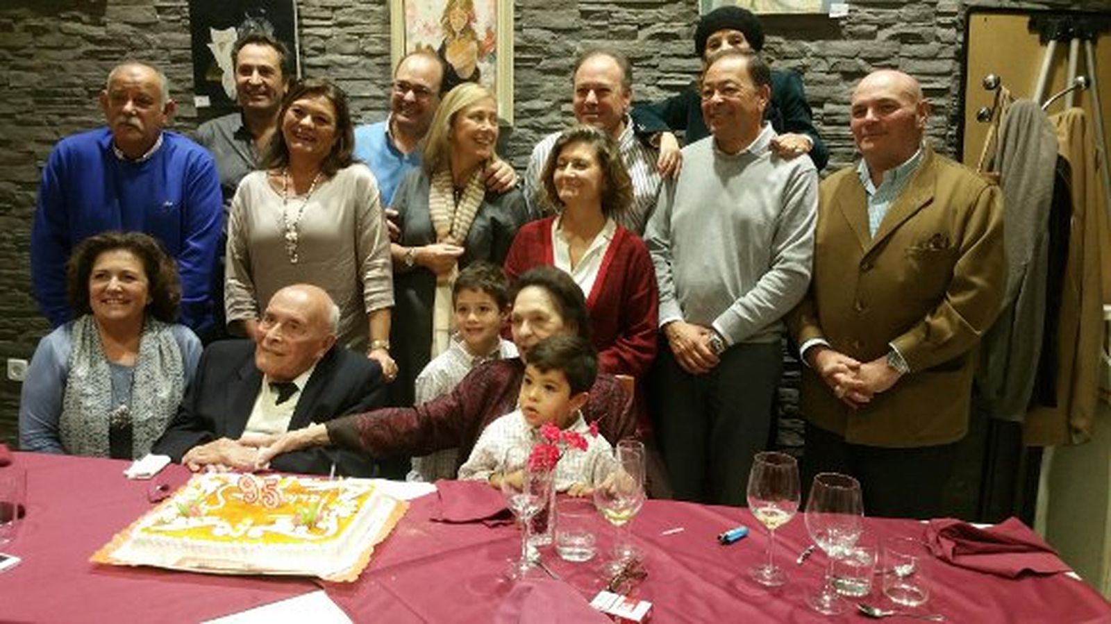 Familia Ponce  Calvo con Magdalena Alcaraz, Pablo y Javier Bernardos, Ana Sofía Pérez-Bustamante,Begoña Hernani, Antonio Planell y Ana de Haro

Foto: Ignacio Casas de Ciria