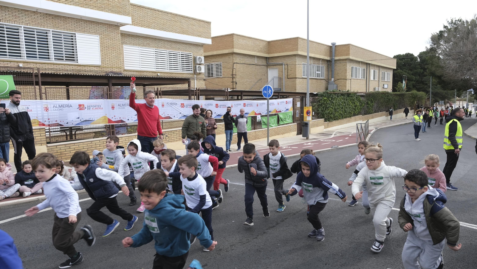 Imágenes de la carrera infantil contra el cáncer en el CEIP Francisco de Goya