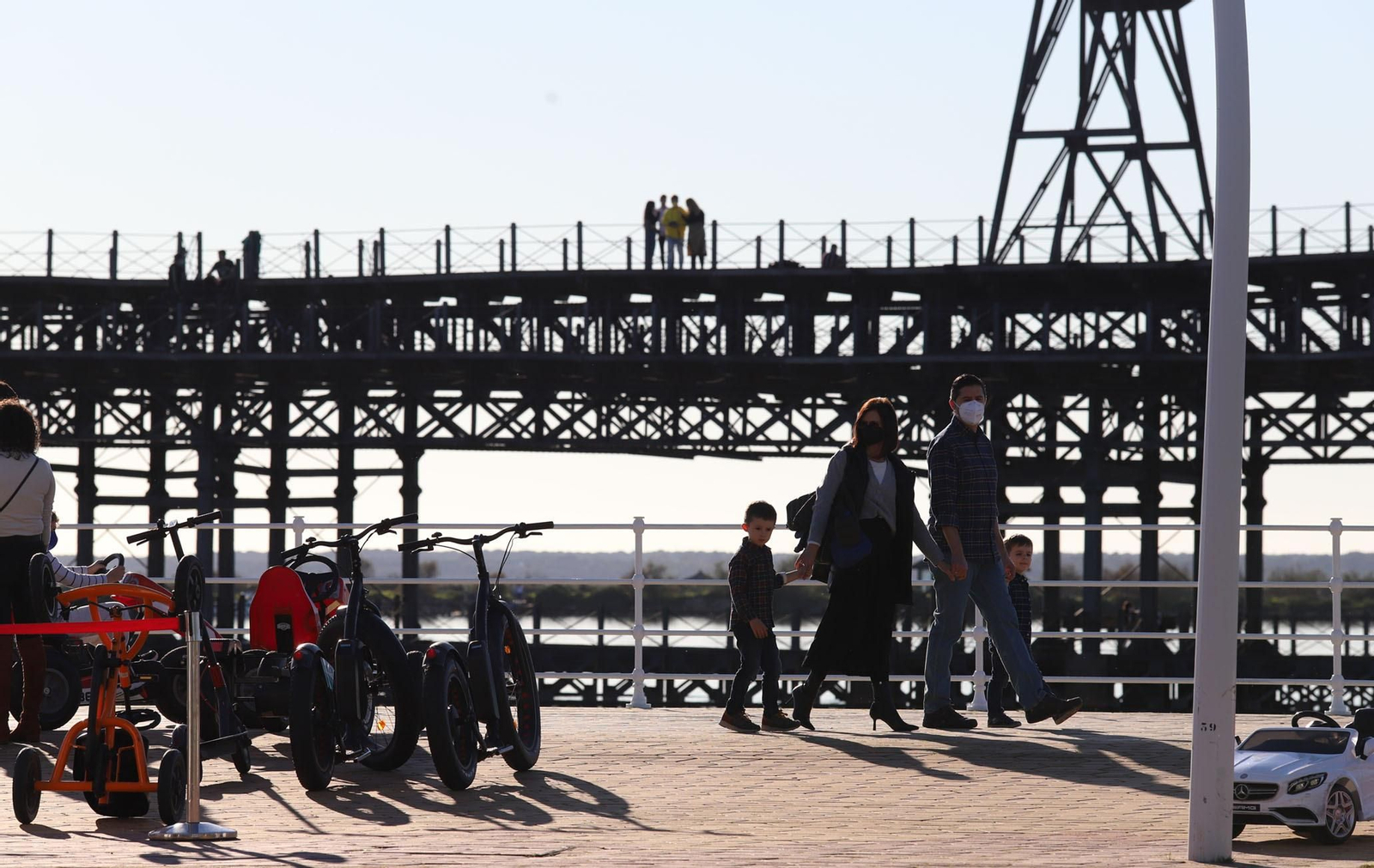 El buen tiempo del sábado llena de onubenses el Paseo de la Ría