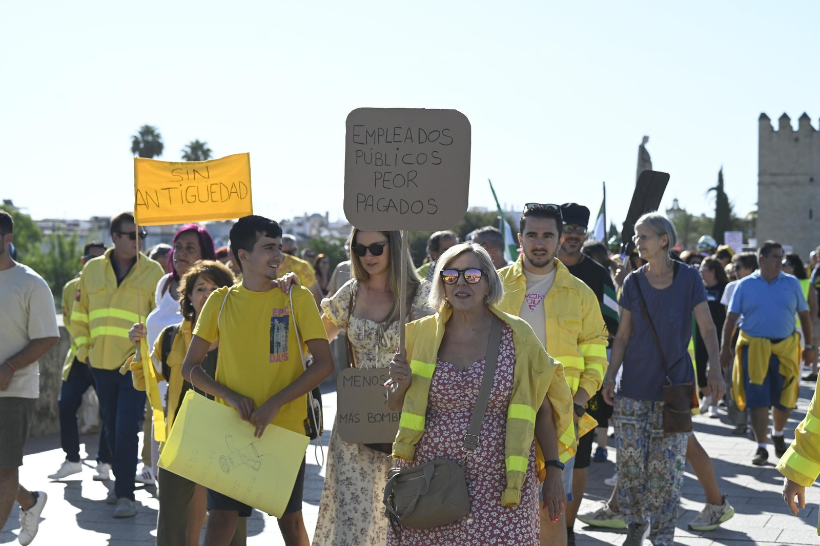 La manifestación de los bomberos forestales en Córdoba, en imágenes