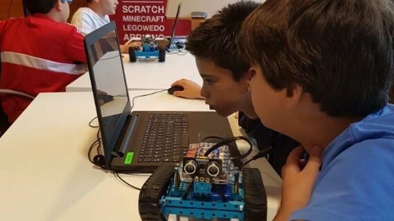 Programación, robótica y videojuegos están presentes en este campamento.