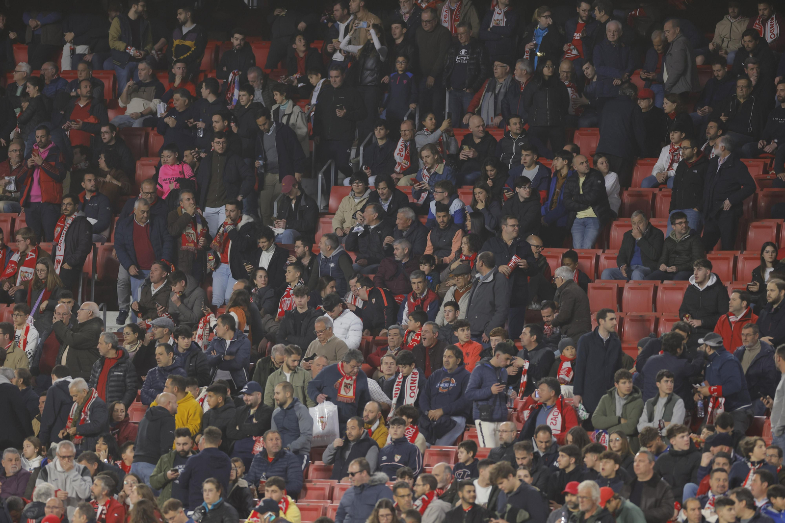 Búscate en las fotos del SEVILLA FC-PSV EINDHOVEN