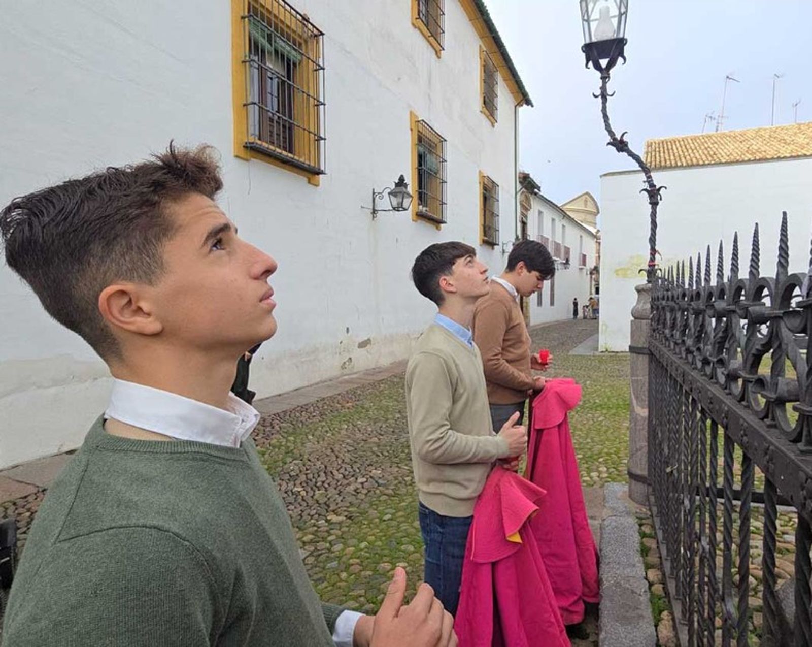 Ofrenda flora de la Escuela Taurina al Cristo de los Faroles