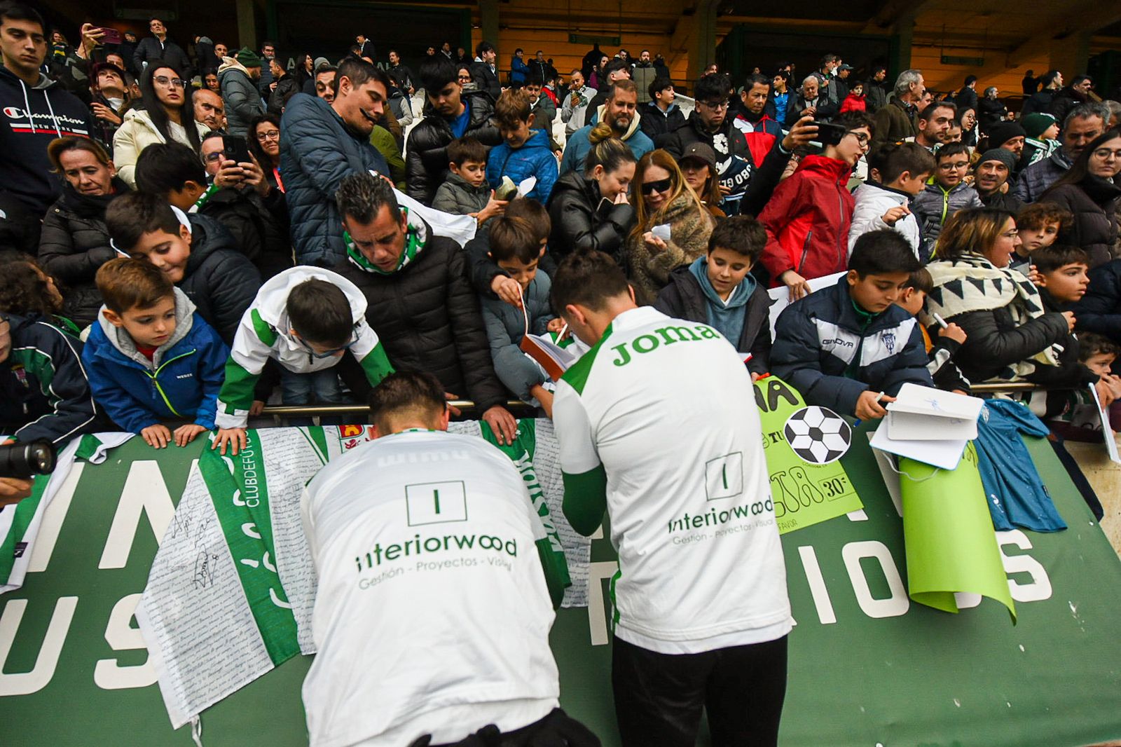 El Córdoba CF se deja querer por su afición en el Día de Año Nuevo: las fotos del entrenamiento de puertas abiertas