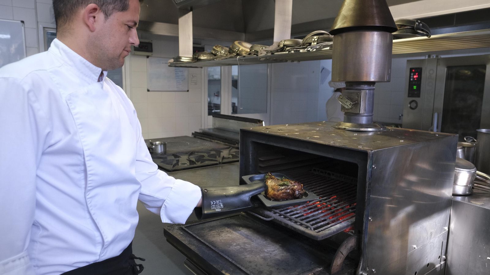 Terminación en las brasas del restaurante Azahar.