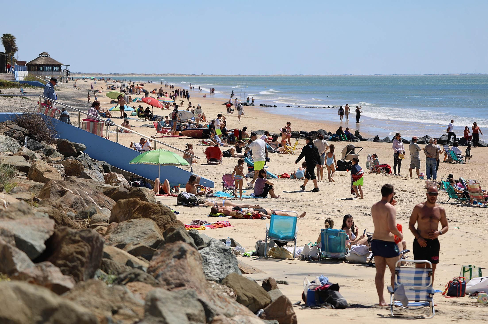 Imágenes del ambiente en las playas de Huelva