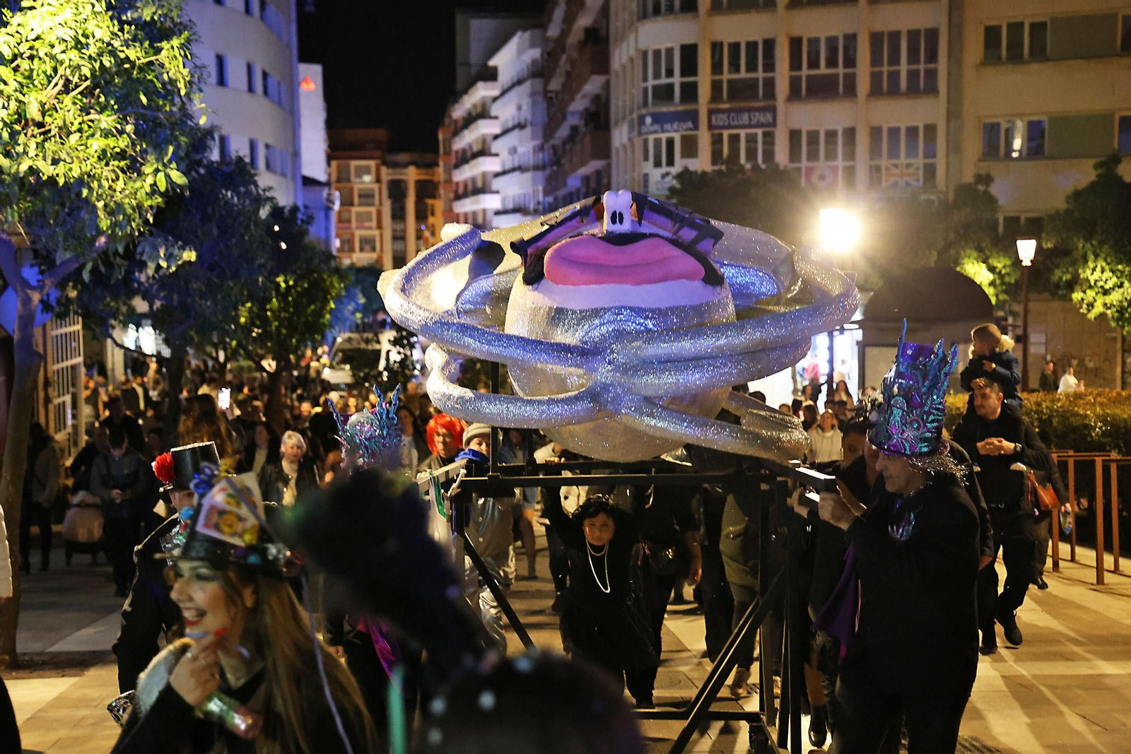 Imágenes del entierro del choco por las calles de Huelva