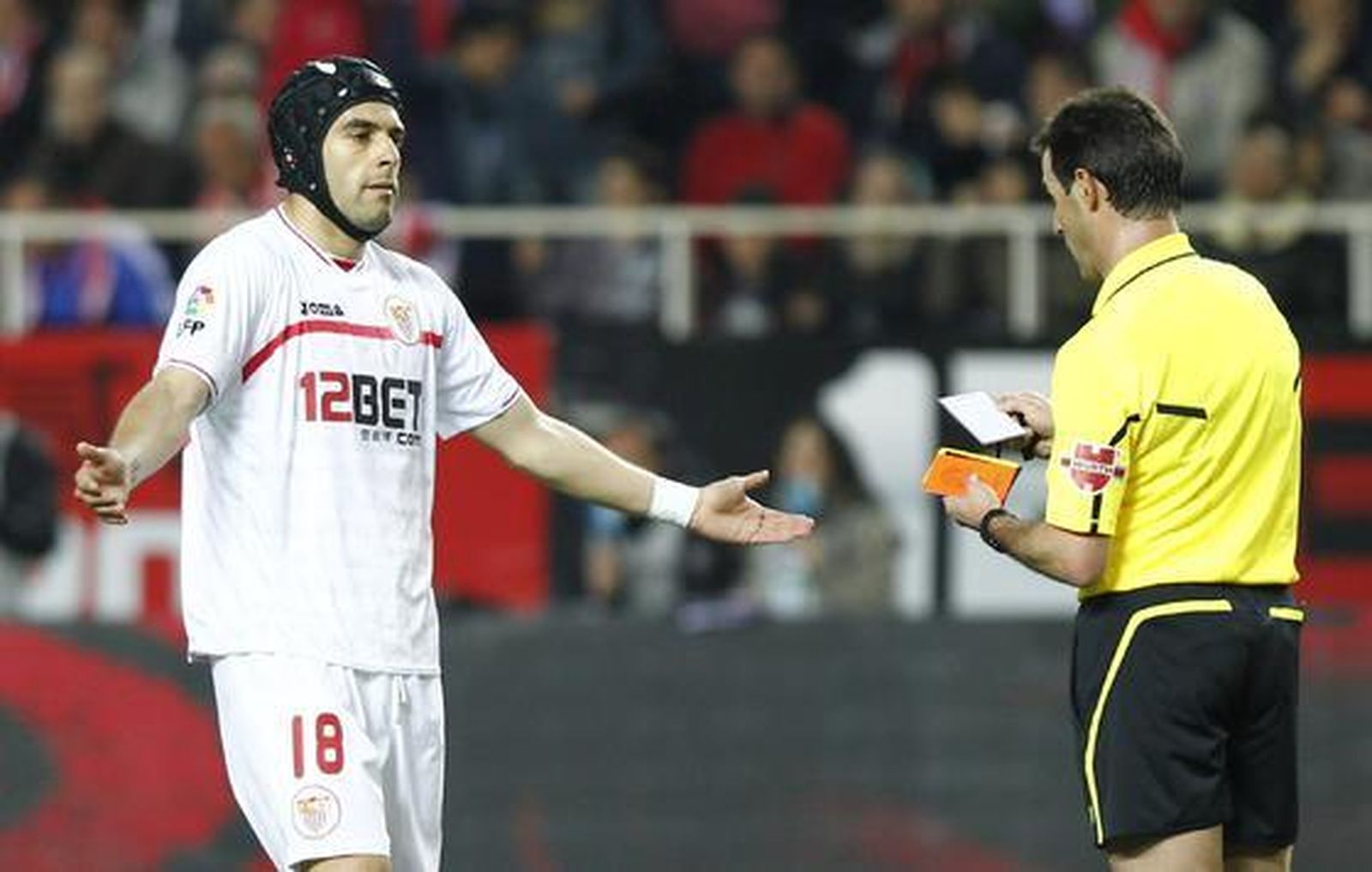 Negredo, con su casco protector. / Antonio Pizarro