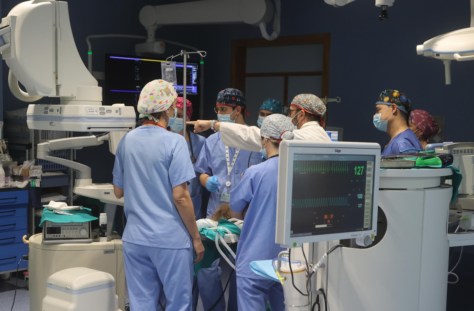 Parte del equipo de la Unidad de Cardiología Pediátrica del Hospital Virgen del Rocío durante una prueba diagnóstica en el quirófano del Hospital Infantil.