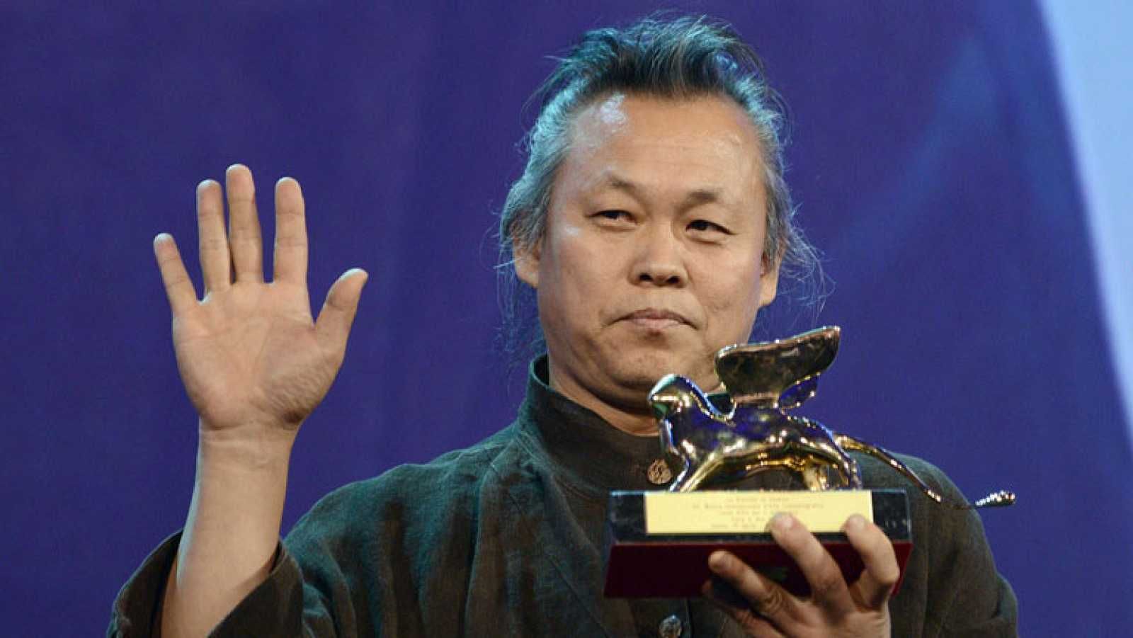 Kim Ki-duk, recogiendo su León de Oro de 2012 por 'Pietá'.