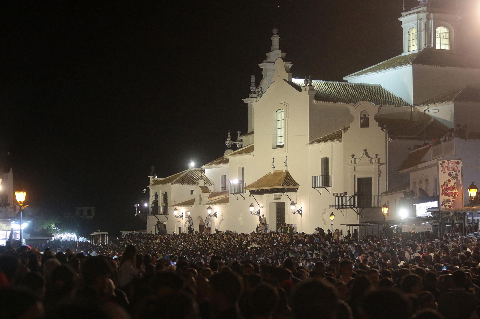 El Rocío 2023: Salto a la reja y procesión de la Virgen del Rocío en imágenes