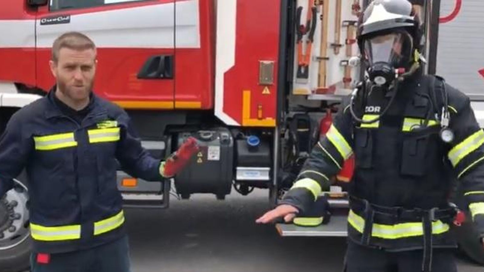 Explicaciones para niños sobre la indumentaria de los bomberos.
