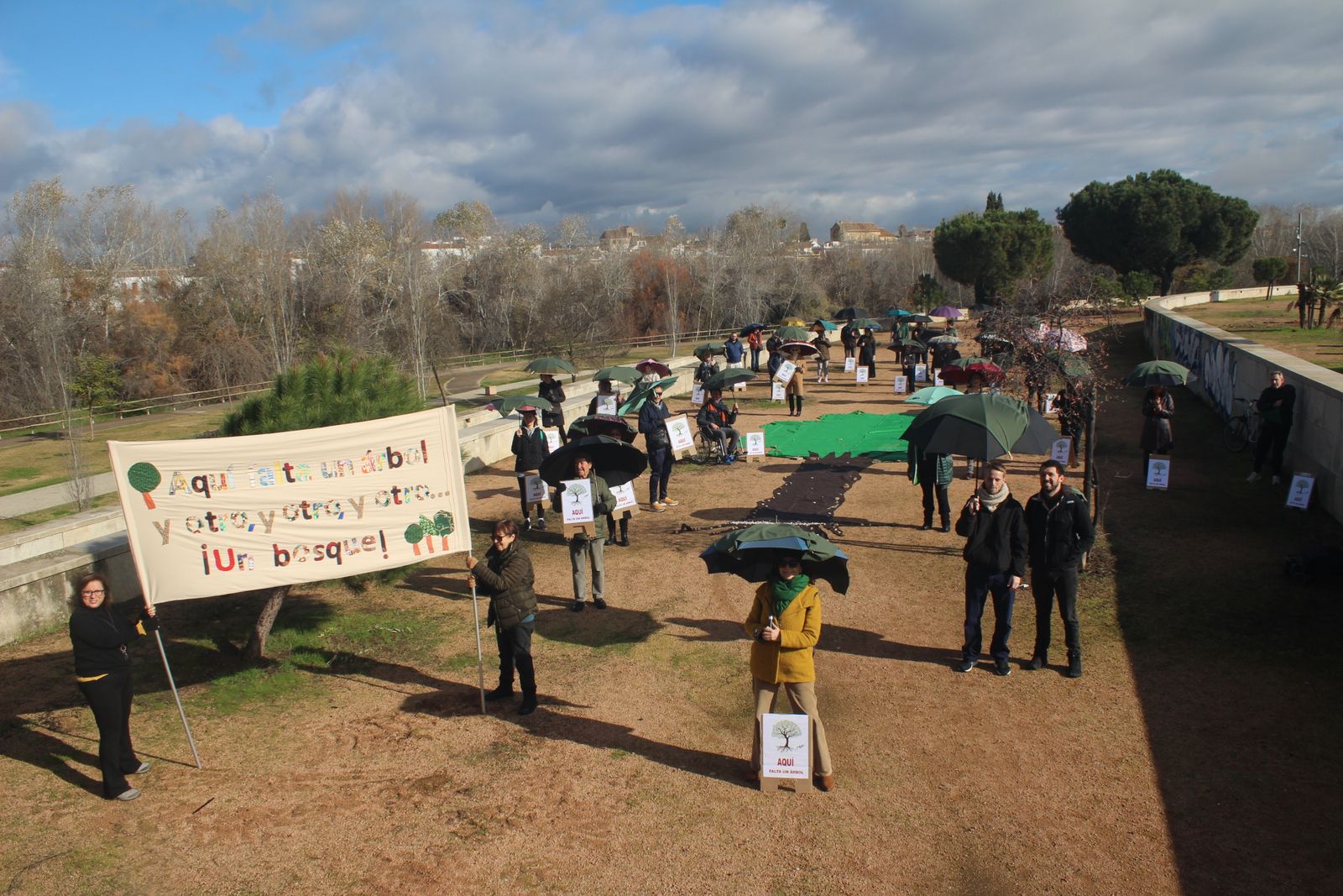 Concentración de ecologistas y vecinos junto al parque de Miraflores.