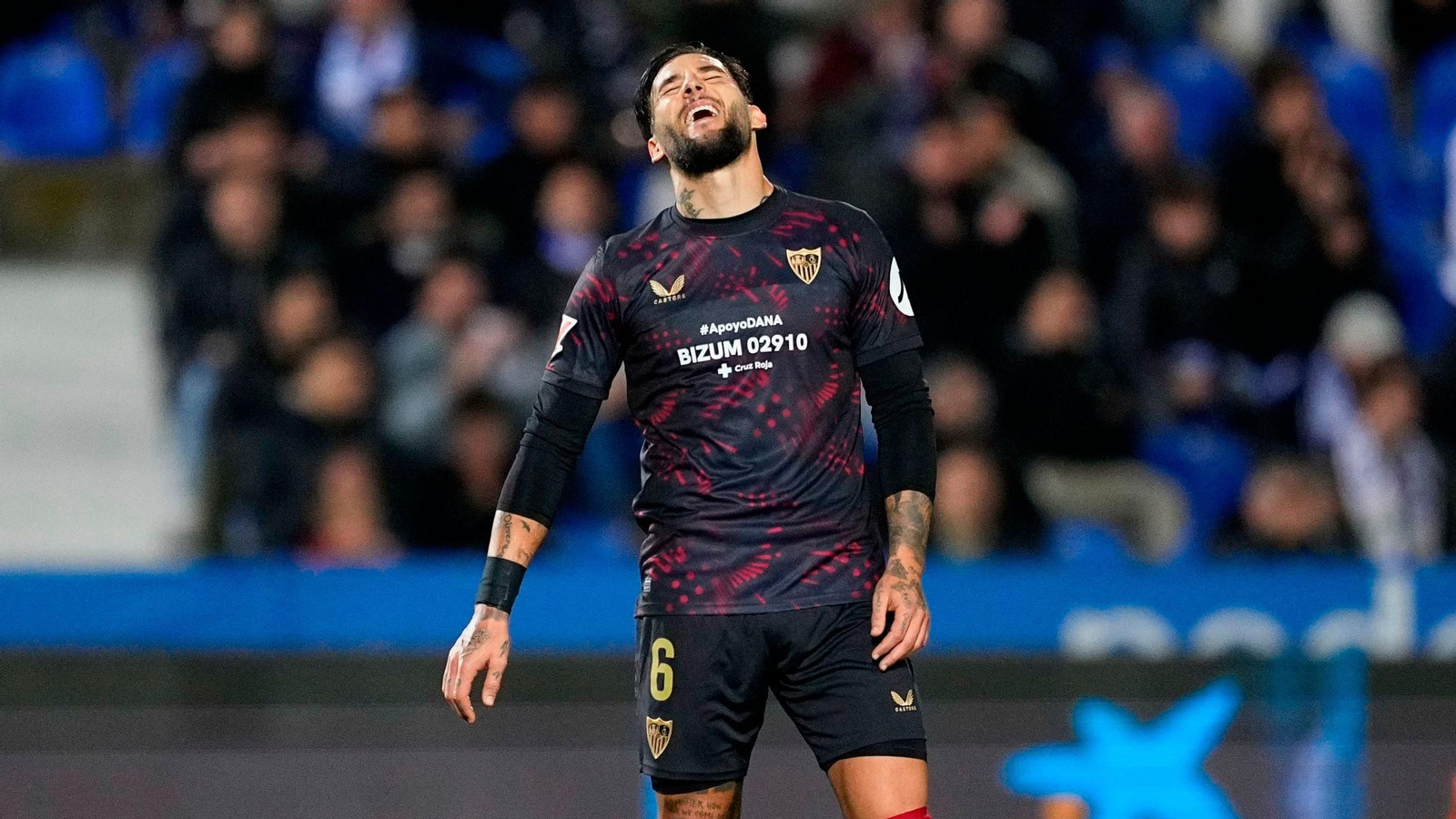 Nemanja Gudelj se lamenta de una acción durante el Leganés-Sevilla.