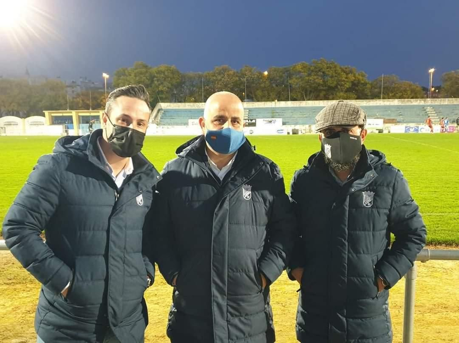 José Luis Mateos, en el centro, junto a Juan Díaz y a Juan Luis Gil en La Juventud.