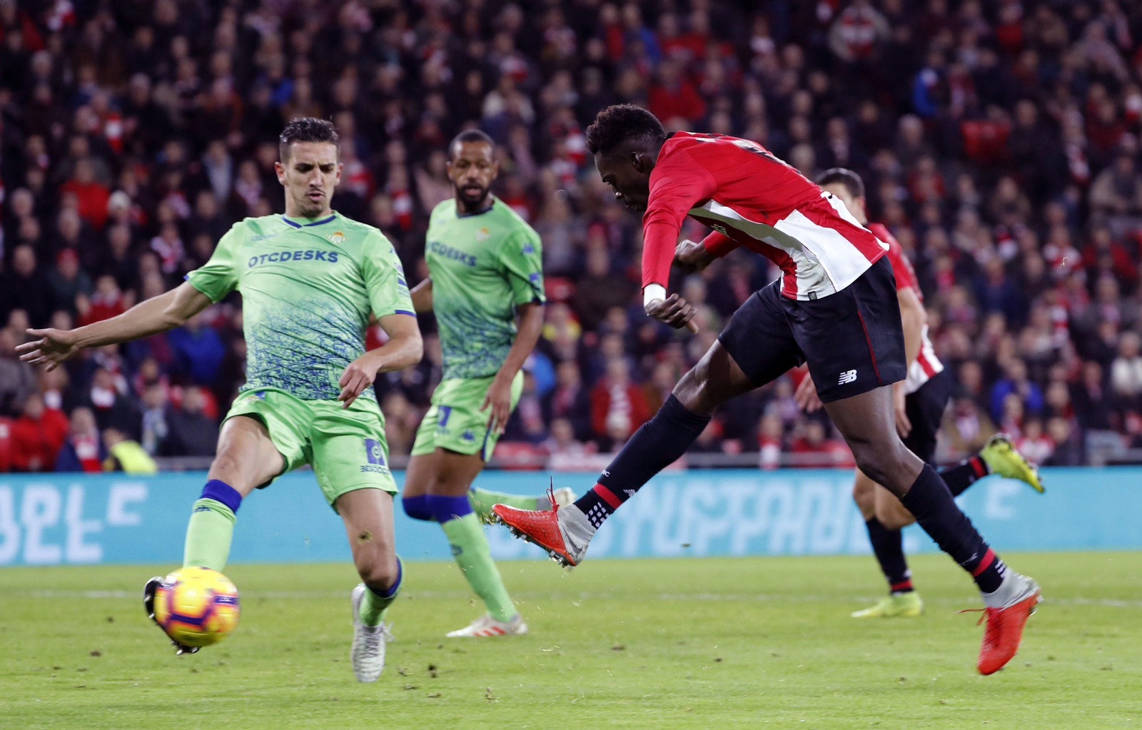 Williams dispara ante Feddal.