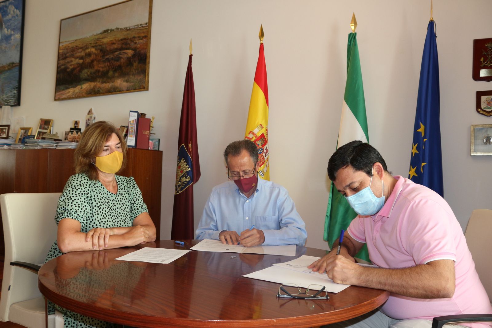 Acto de la firma del nuevo convenio, celebrado recientemente en Alcaldía.