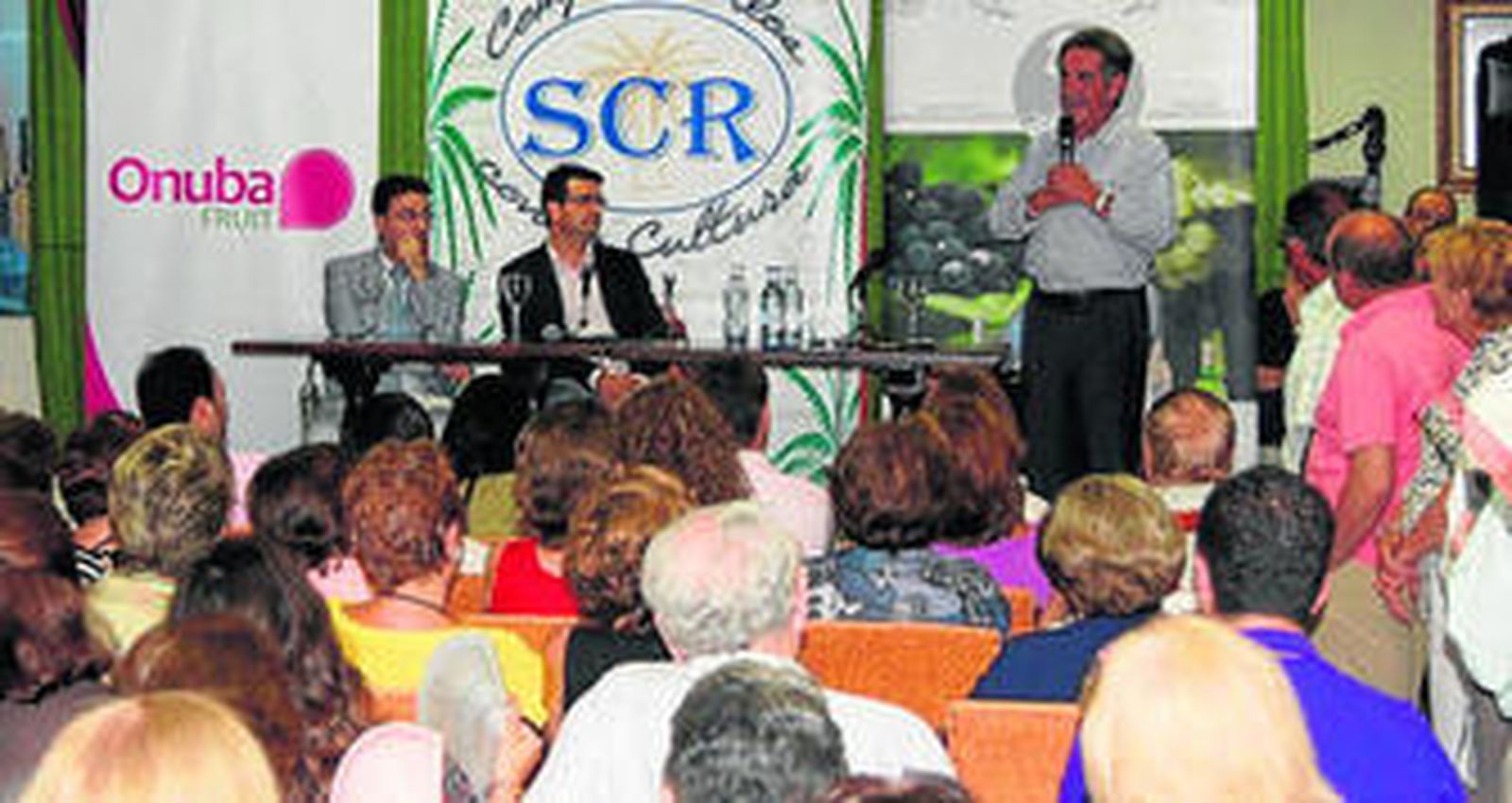 Miguel Ángel Revilla, durante su charla en Rociana.